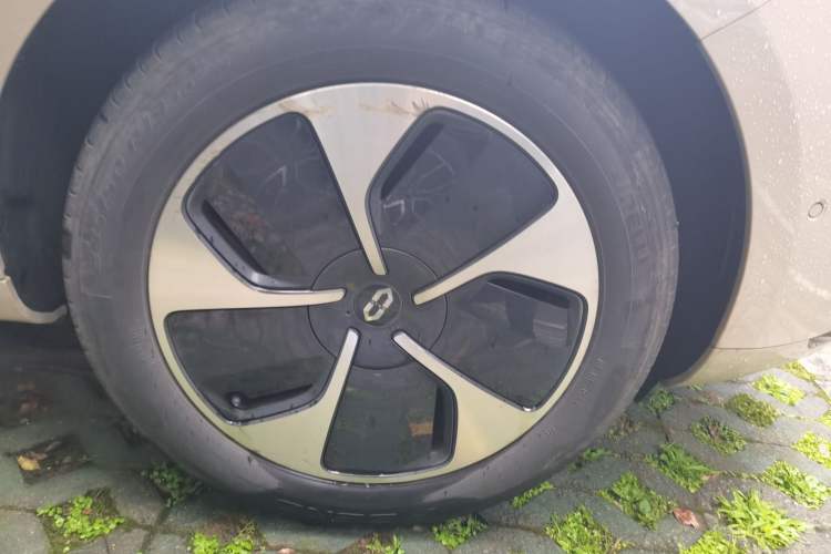 Used Hima AITO M5 2022 Pure Electric Rear-Drive Standard Edition Right Front Wheel Hub