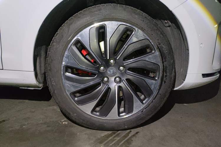 Used Hima AITO M5 2022 Range-Extended Rear-Drive Standard Version Right Front Wheel Hub