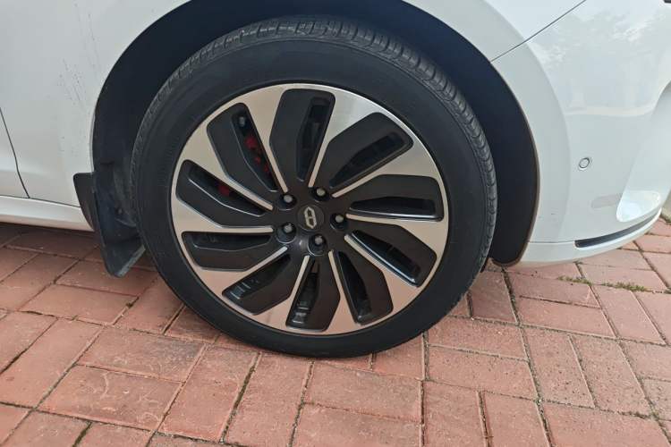 Used Hima AITO M5 2022 Extended-Range Four-Wheel Drive Ultimate Edition Right Front Wheel Hub