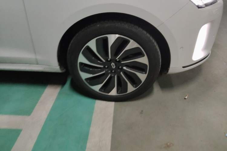 Used Hima AITO M5 2022 Range-Extended Rear-Drive Standard Version Right Front Wheel Hub