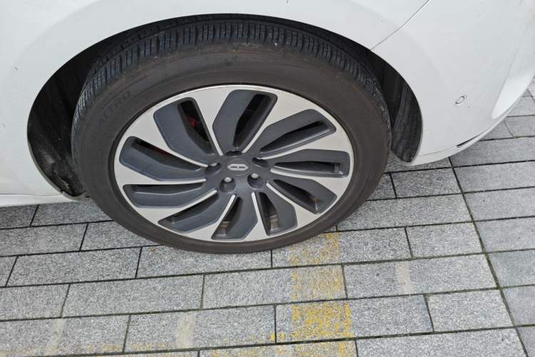 Used Hima AITO M5 2022 Extended-Range Four-Wheel Drive Performance Version Right Front Wheel Hub