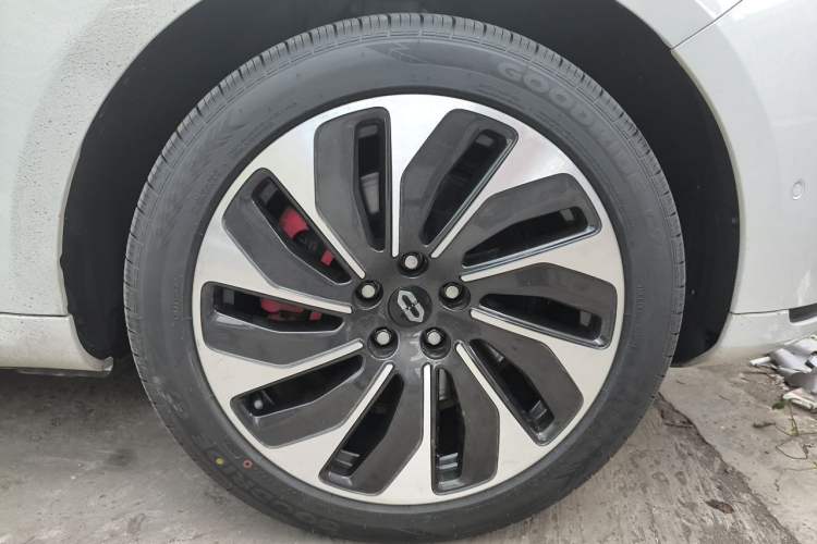 Used Hima AITO M5 2022 Extended-Range Four-Wheel Drive Ultimate Edition Right Front Wheel Hub