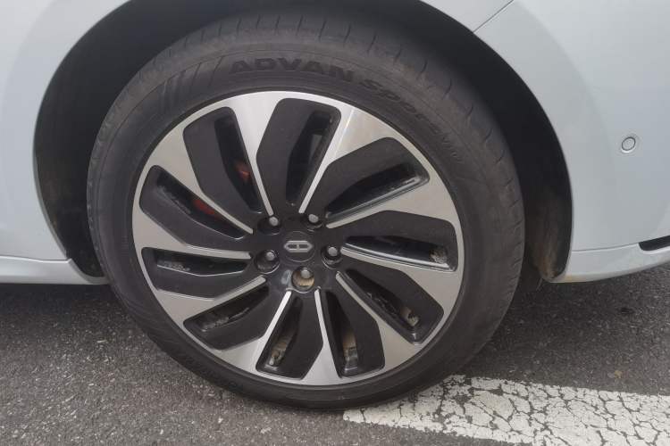 Used Hima AITO M5 2022 Extended-Range Four-Wheel Drive Ultimate Edition Right Front Wheel Hub