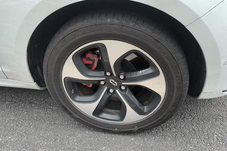 Used Hima AITO M5 2022 Range-Extended Rear-Drive Standard Version Right Front Wheel Hub