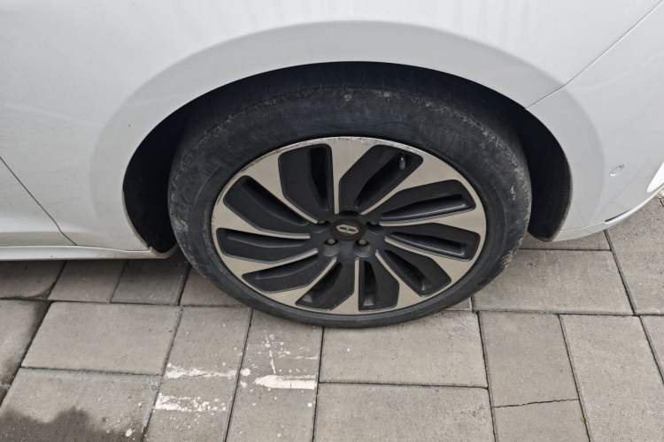 Used Hima AITO M5 2022 Extended-Range Four-Wheel Drive Performance Version Right Front Wheel Hub
