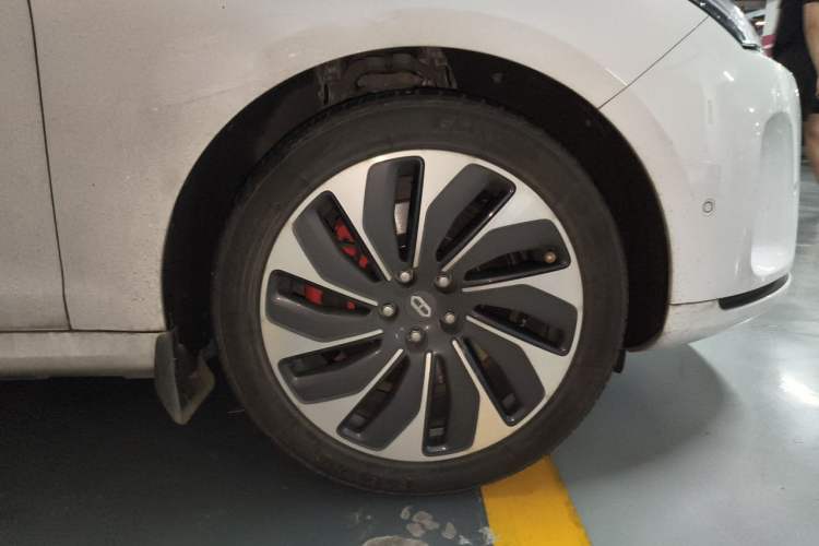 Used Hima AITO M5 2022 Extended-Range Four-Wheel Drive Ultimate Edition Right Front Wheel Hub
