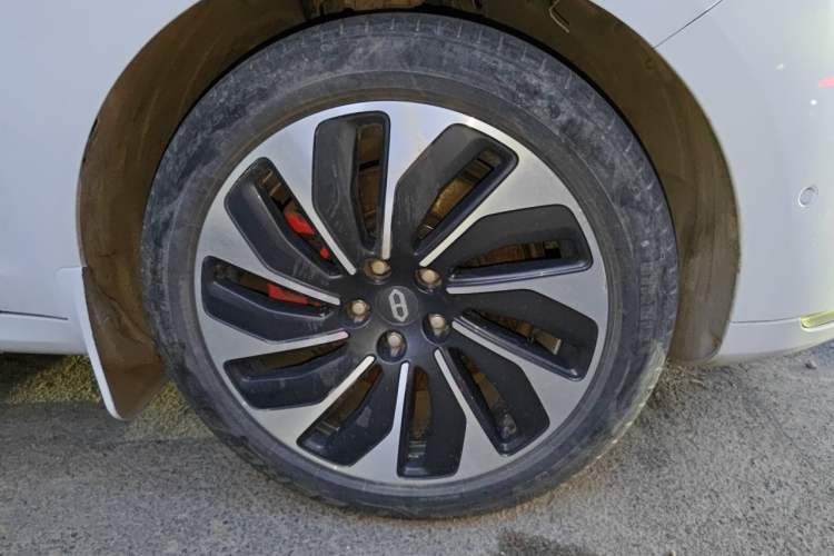 Used Hima AITO M5 2022 Extended-Range Four-Wheel Drive Ultimate Edition Right Front Wheel Hub