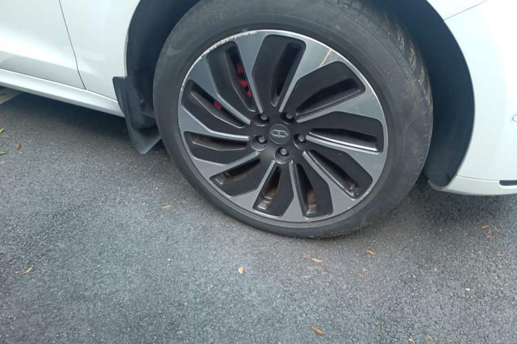 Used Hima AITO M5 2022 Range-Extended Rear-Drive Standard Version Right Front Wheel Hub
