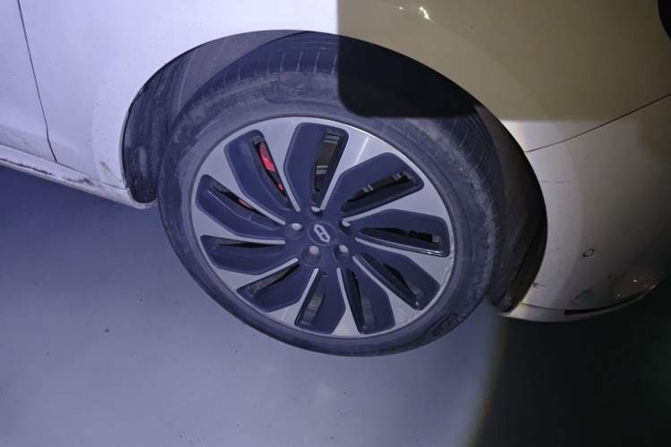 Used Hima AITO M5 2022 Extended-Range Four-Wheel Drive Performance Version Right Front Wheel Hub