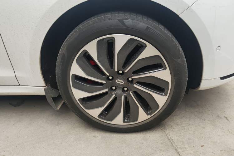 Used Hima AITO M5 2022 Range-Extended Rear-Drive Standard Version Right Front Wheel Hub