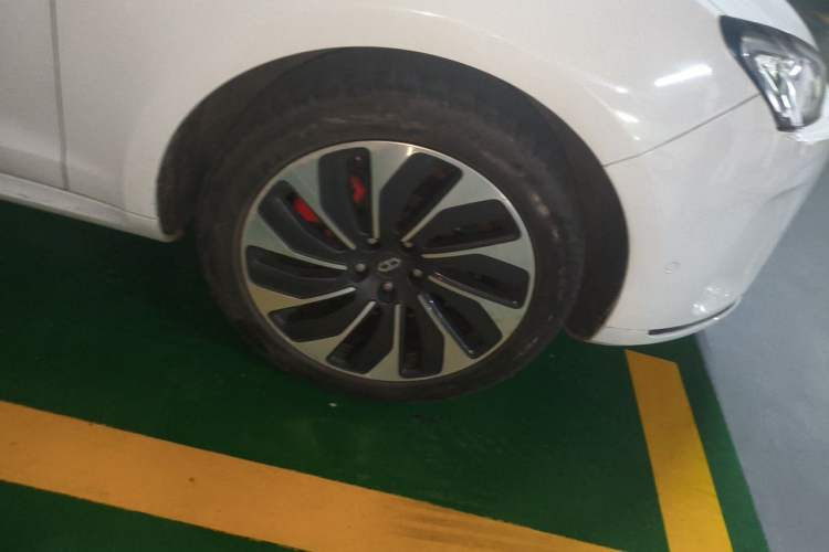 Used Hima AITO M5 2022 Extended-Range Four-Wheel Drive Ultimate Edition Right Front Wheel Hub