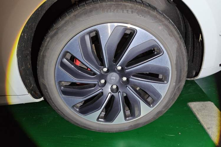 Used Hima AITO M5 2022 Range-Extended Rear-Drive Standard Version Right Front Wheel Hub