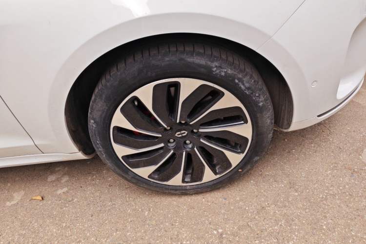 Used Hima AITO M5 2022 Range-Extended Rear-Drive Standard Version Right Front Wheel Hub