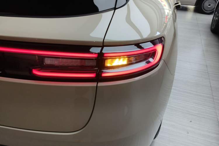 Used Hima AITO M5 2022 Pure Electric Rear-Drive Standard Edition Right Rear Taillight
