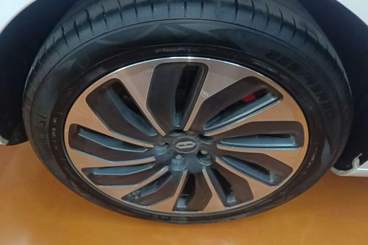 Used Hima AITO M5 2022 Extended-Range Four-Wheel Drive Ultimate Edition Right Rear Wheel Hub