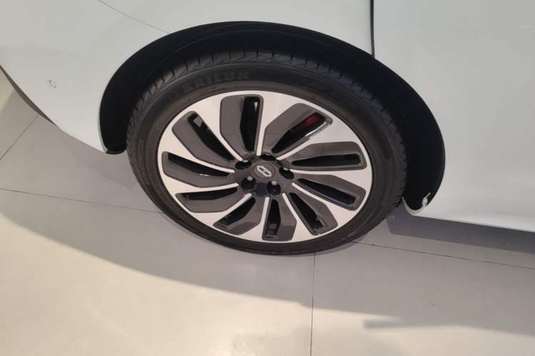 Used Hima AITO M5 2022 Extended-Range Four-Wheel Drive Performance Version Right Rear Wheel Hub