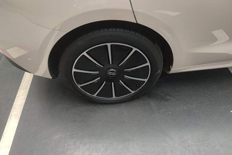 Used Hima AITO M5 2022 Pure Electric All-Wheel-Drive Performance Edition Right Rear Wheel Hub