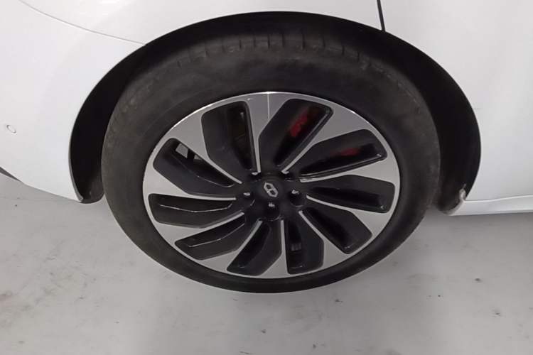 Used Hima AITO M5 2022 Extended-Range Four-Wheel Drive Ultimate Edition Right Rear Wheel Hub