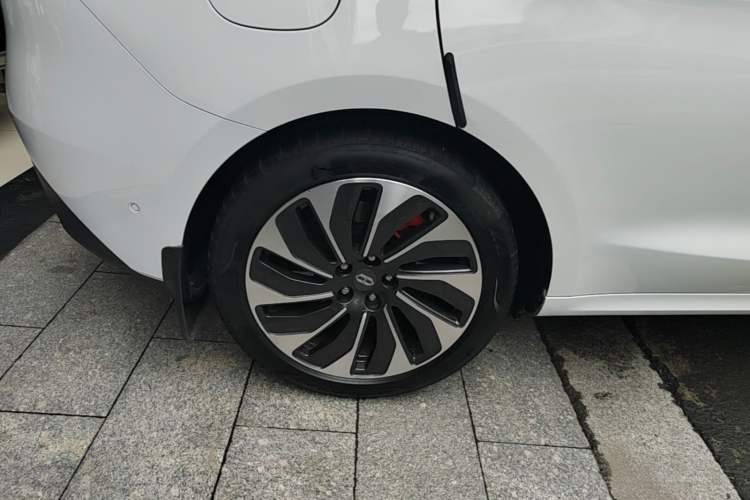 Used Hima AITO M5 2022 Extended-Range Four-Wheel Drive Flagship Edition Right Rear Wheel Hub