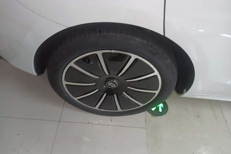 Used Hima AITO M5 2022 Pure Electric All-Wheel-Drive Performance Edition Right Rear Wheel Hub