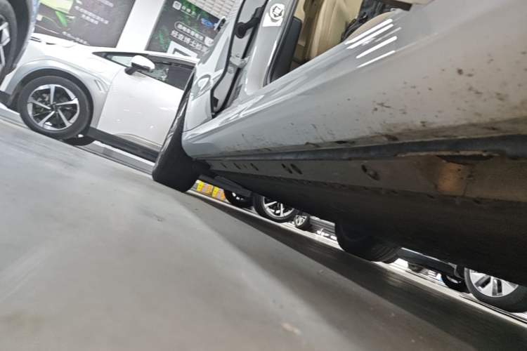 Used Hima AITO M5 2022 Pure Electric Rear-Drive Standard Edition Right Side Sill