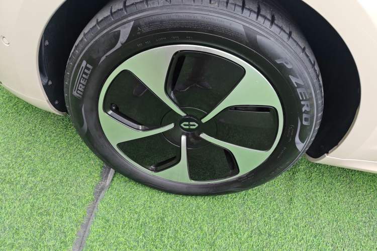 Used Hima AITO M5 2022 Pure Electric Rear-Drive Standard Edition Left Front Wheel Hub