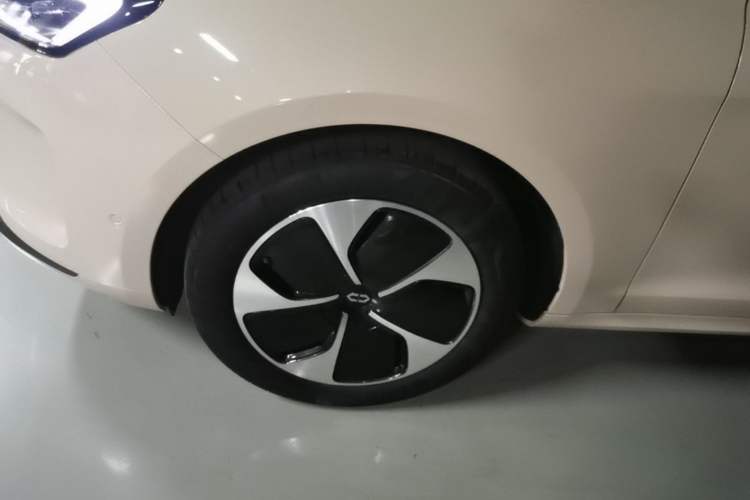 Used Hima AITO M5 2022 Pure Electric Rear-Drive Standard Edition Left Front Wheel Hub