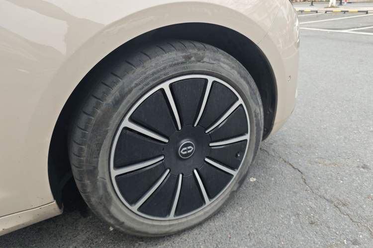 Used Hima AITO M5 2022 Pure Electric All-Wheel-Drive Performance Edition Right Front Wheel Hub