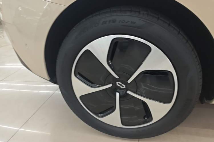 Used Hima AITO M5 2022 Pure Electric Rear-Drive Standard Edition Right Rear Wheel Hub