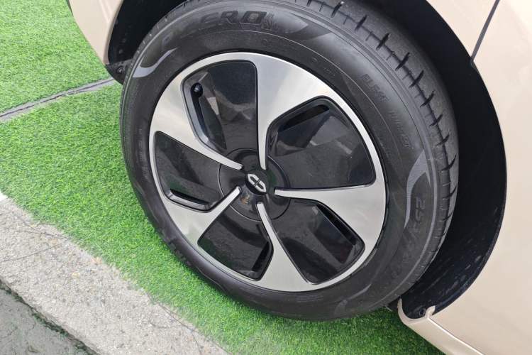Used Hima AITO M5 2022 Pure Electric Rear-Drive Standard Edition Right Rear Wheel Hub