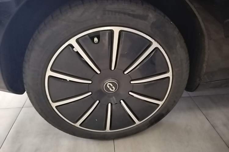 Used Hima AITO M5 2023 Pure Electric Rear-Drive Intelligent Driving Version Right Rear Wheel Hub