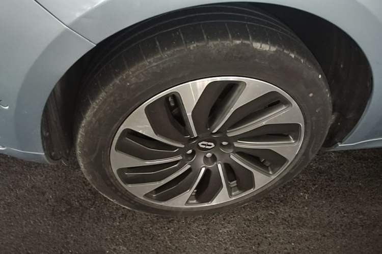 Used Hima AITO M5 2023 Extended-Range Four-Wheel Drive Intelligent Driving Version Left Front Wheel Hub