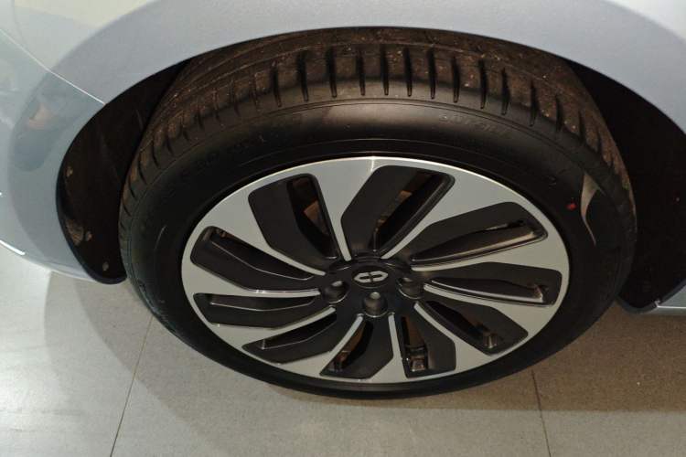 Used Hima AITO M5 2023 Extended-Range Four-Wheel Drive Intelligent Driving Version Left Front Wheel Hub