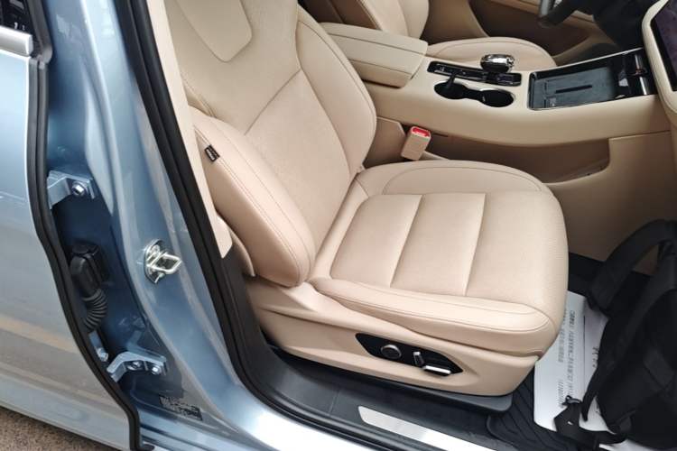 Used Hima AITO M5 2023 Extended-Range Rear-Drive Standard Version Right Front Seat