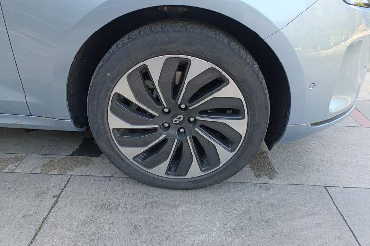Used Hima AITO M5 2023 Extended-Range Four-Wheel Drive Intelligent Driving Version Right Front Wheel Hub