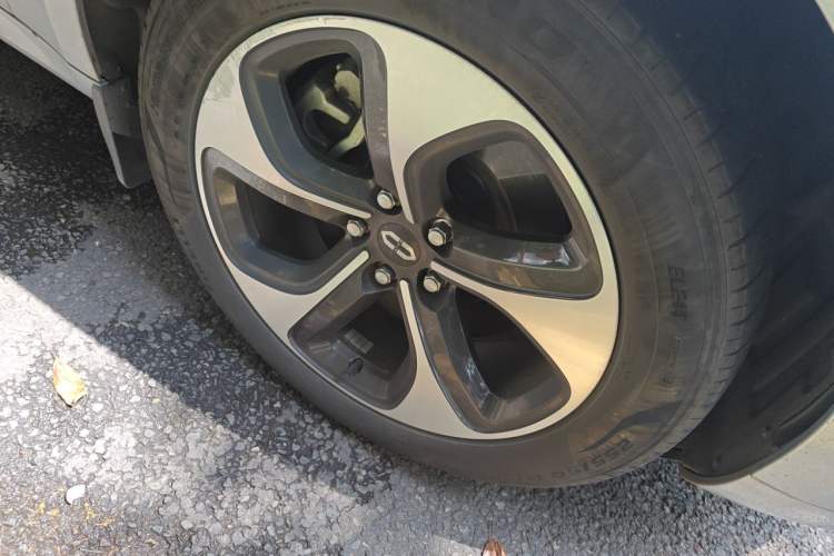 Used Hima AITO M5 2023 Extended-Range Rear-Drive Standard Version Right Front Wheel Hub