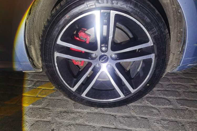 Used Hima AITO M5 2023 Extended-Range Four-Wheel Drive Intelligent Driving Version Right Front Wheel Hub