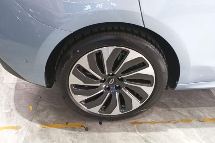 Used Hima AITO M5 2023 Extended-Range Four-Wheel Drive Intelligent Driving Version Right Rear Wheel Hub