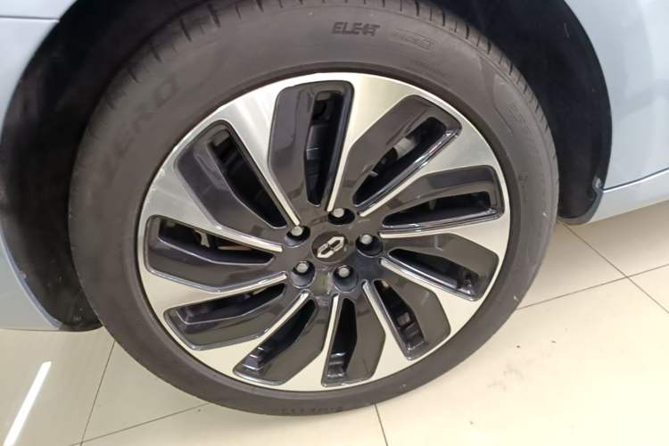 Used Hima AITO M5 2023 Extended-Range Four-Wheel Drive Intelligent Driving Version Right Rear Wheel Hub
