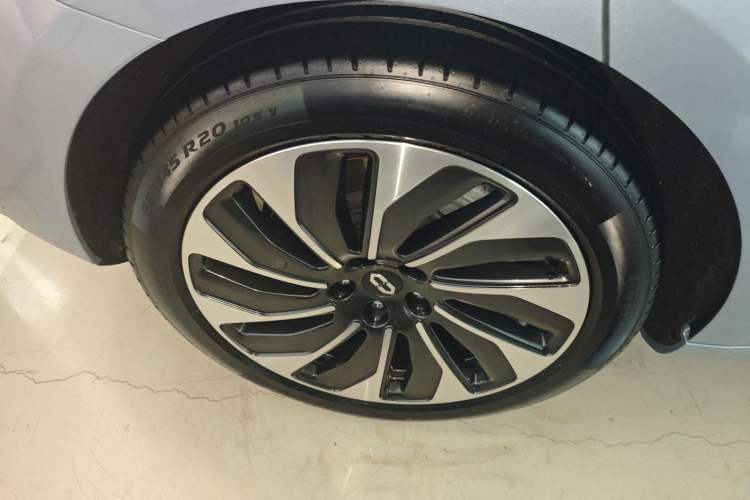 Used Hima AITO M5 2023 Extended-Range Four-Wheel Drive Intelligent Driving Version Right Rear Wheel Hub