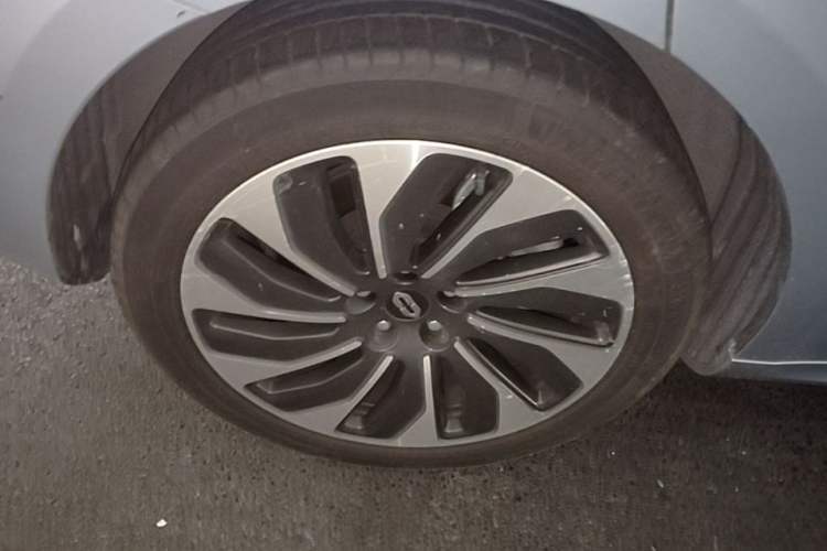 Used Hima AITO M5 2023 Extended-Range Four-Wheel Drive Intelligent Driving Version Right Rear Wheel Hub