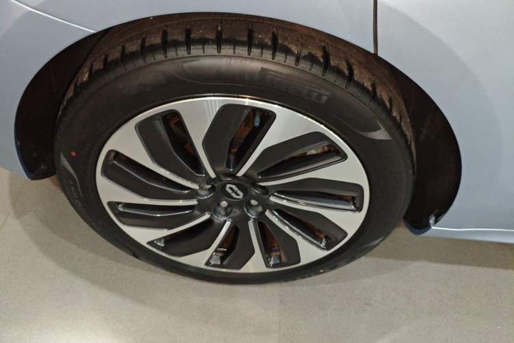Used Hima AITO M5 2023 Extended-Range Four-Wheel Drive Intelligent Driving Version Right Rear Wheel Hub