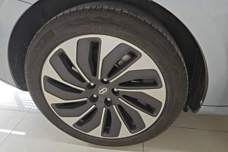 Used Hima AITO M5 2023 Extended-Range Four-Wheel Drive Intelligent Driving Version Right Rear Wheel Hub