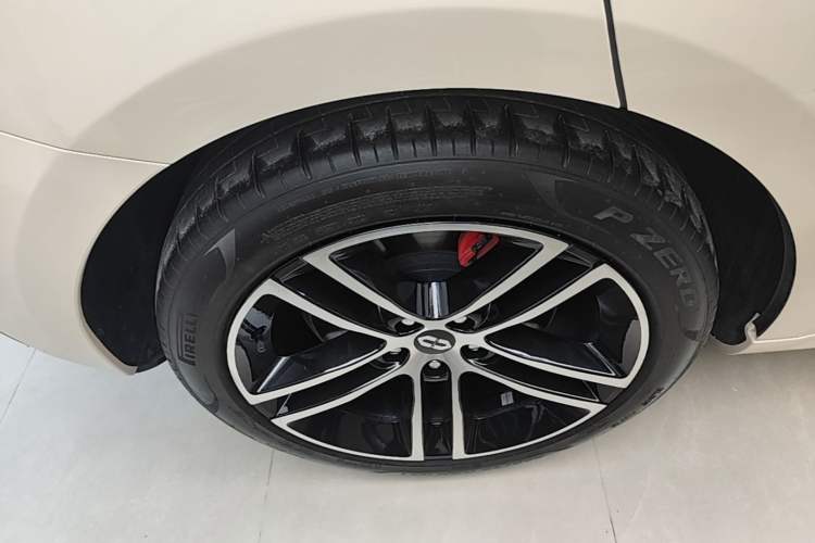 Used Hima AITO M5 2023 Pure Electric All-Wheel Drive Intelligent Driving Version Right Rear Wheel Hub