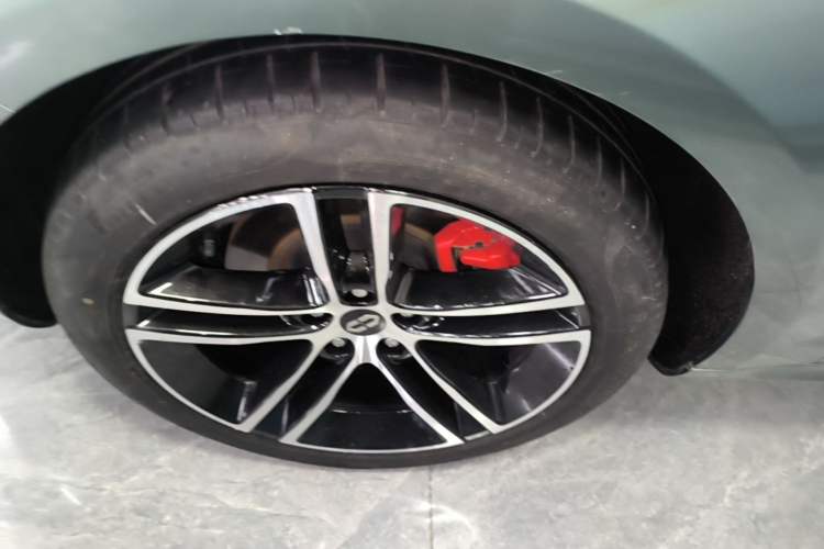Used Hima AITO M5 2023 Extended-Range Rear-Drive Standard Version Left Front Wheel Hub