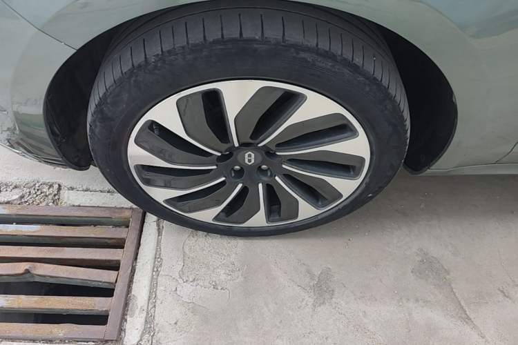 Used Hima AITO M5 2023 Extended-Range Four-Wheel Drive Intelligent Driving Version Left Front Wheel Hub