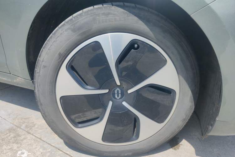 Used Hima AITO M5 2023 All-Electric Rear-Drive Standard Edition Right Front Wheel Hub