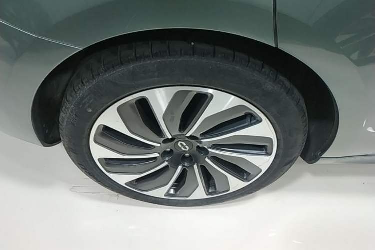 Used Hima AITO M5 2023 Extended-Range Four-Wheel Drive Intelligent Driving Version Right Rear Wheel Hub