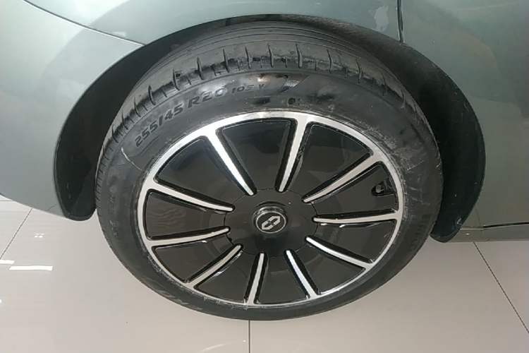 Used Hima AITO M5 2023 Pure Electric Rear-Drive Intelligent Driving Version Right Rear Wheel Hub