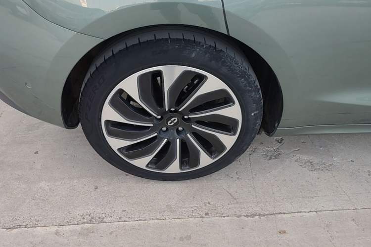 Used Hima AITO M5 2023 Extended-Range Four-Wheel Drive Intelligent Driving Version Right Rear Wheel Hub